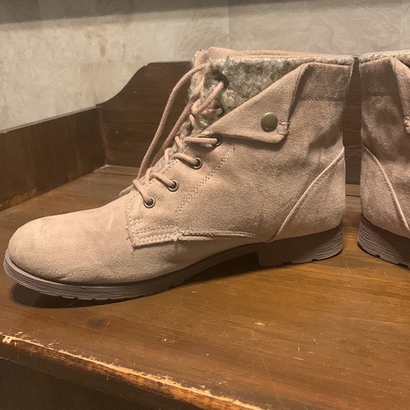 EUC women’s winter booties, faux suede and sweater-material. Super cute! - Picture 2 of 5